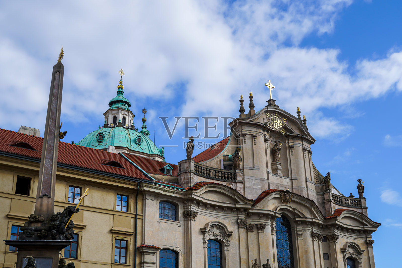 捷克共和国布拉格小城区圣尼古拉教堂的绝美鸟瞰图——令人惊叹的巴洛克杰作，周围环绕着色彩缤纷的古老建筑和鹅卵石街道照片摄影图片