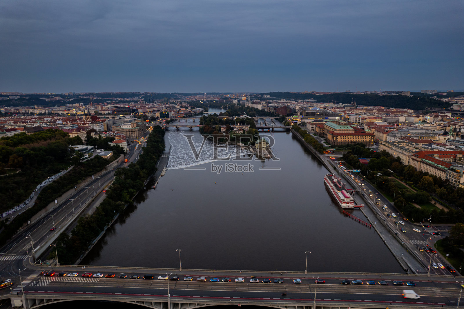 布拉格伏尔塔瓦河、工业和贸易部、具有讽刺意味的街道和建筑以及老皇宫——圣维特大教堂的绝美航拍景观照片摄影图片