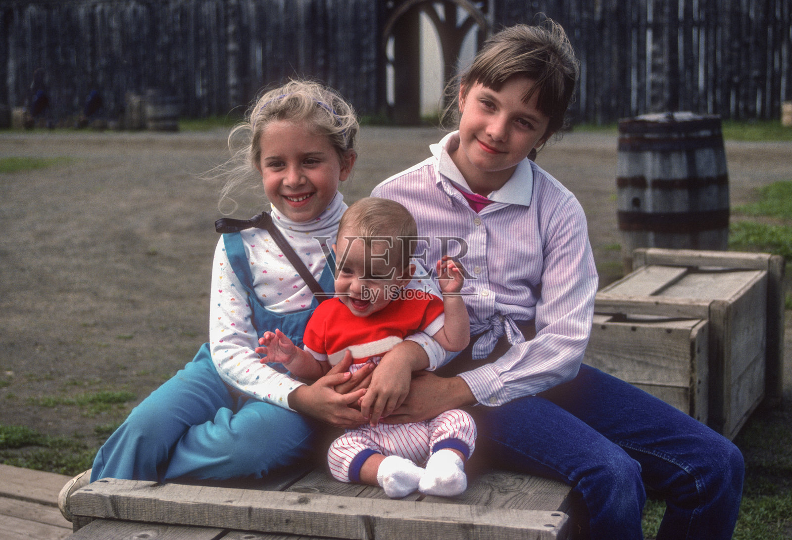 1988年，在威廉堡历史公园，姐姐们和弟弟摆拍照片摄影图片