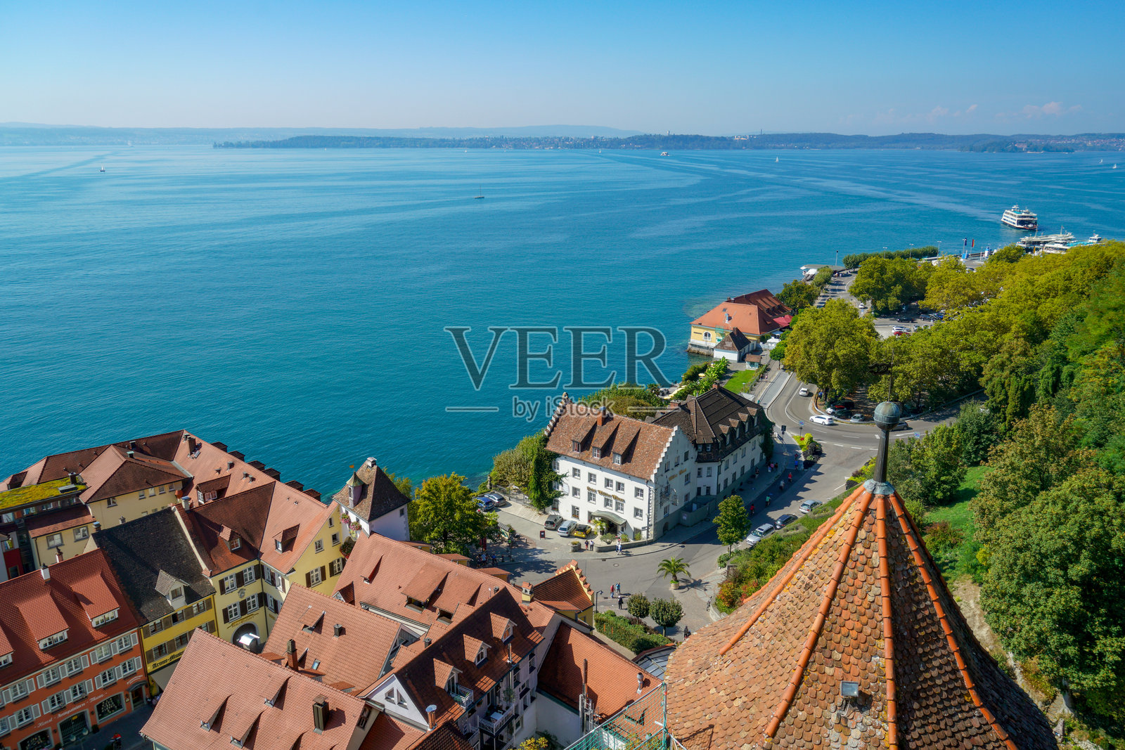 德国梅尔斯堡城市，背景是美丽的蓝色海洋照片摄影图片
