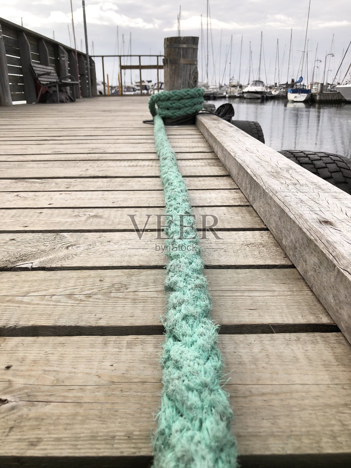 一根长长的航海绳索伸向一根木桩照片摄影图片