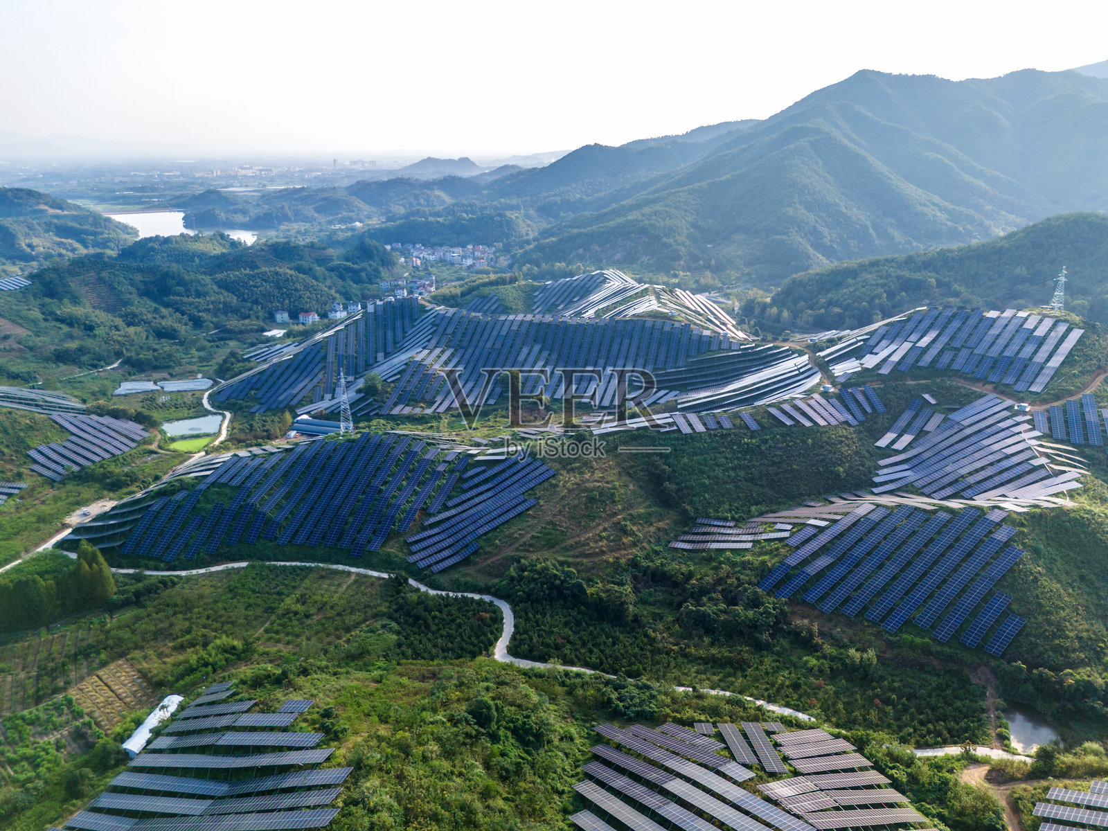 山顶上的太阳能发电站照片摄影图片