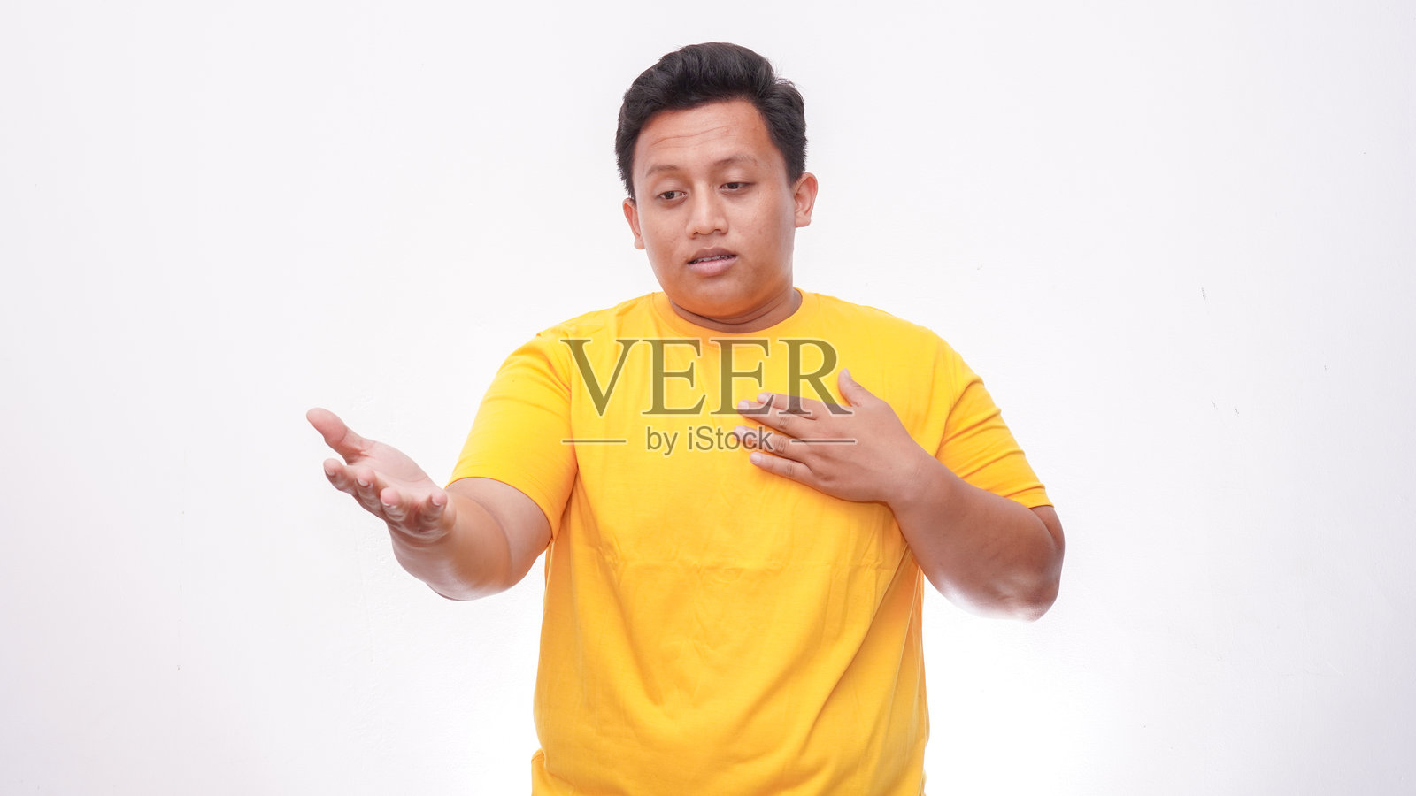 一个肥胖的亚洲男人双手伸出，在白色背景上争论，孤立的照片摄影图片