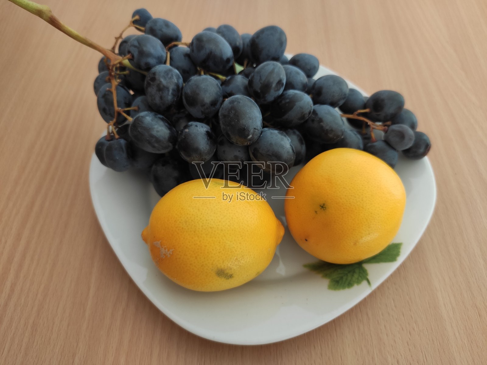 桌子上的新鲜水果照片摄影图片