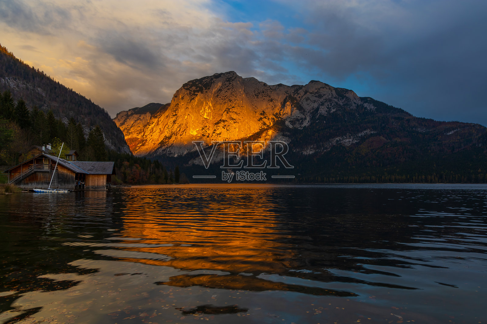 奥地利风景如画的村庄和同名湖泊——阿尔陶斯湖照片摄影图片