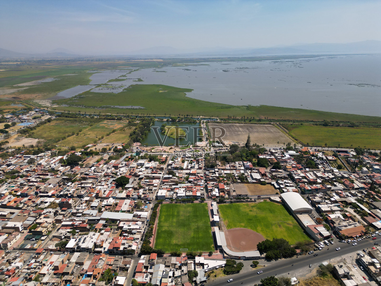 墨西哥哈马伊的航拍图，包括运动场、哈马伊岛和查帕拉湖照片摄影图片