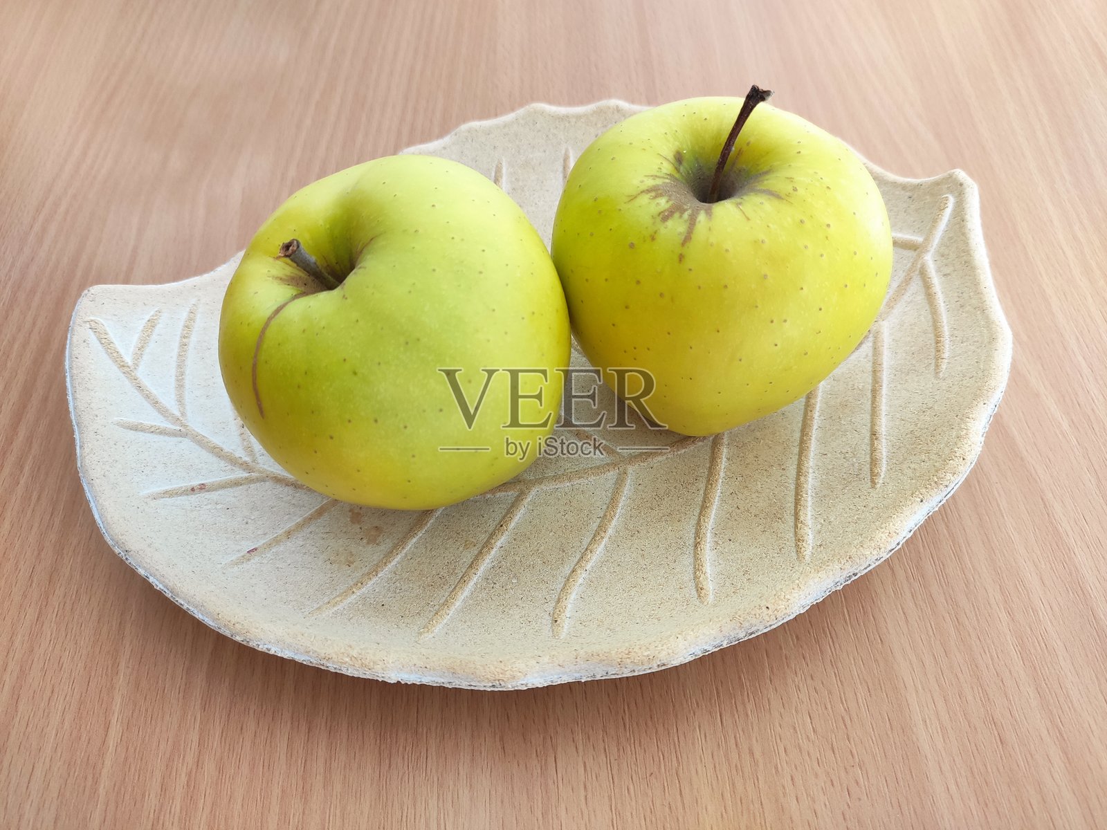 桌子上的新鲜水果照片摄影图片