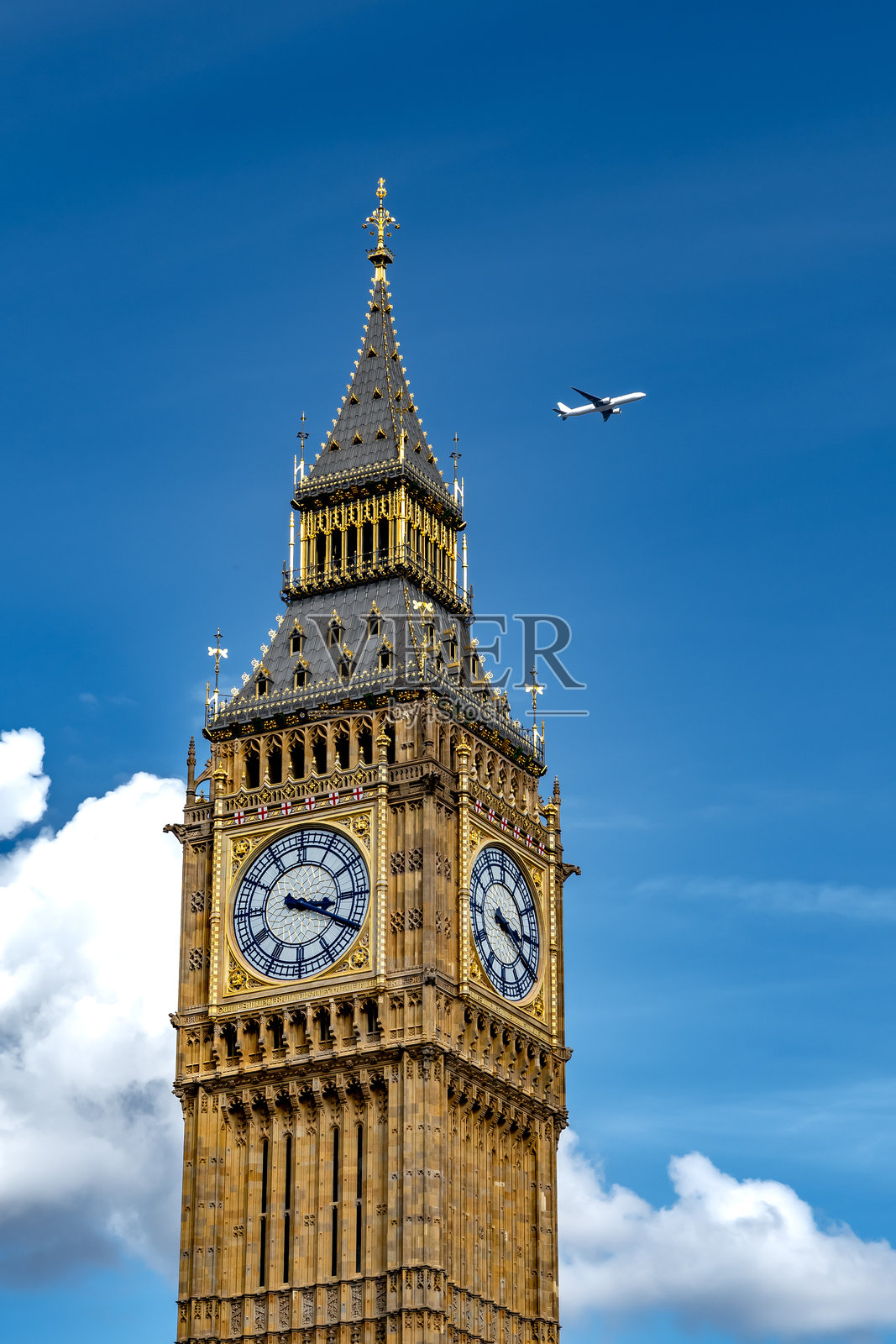 英国伦敦，威斯敏斯特宫内的议会大厦大本钟塔，一架飞机飞过照片摄影图片