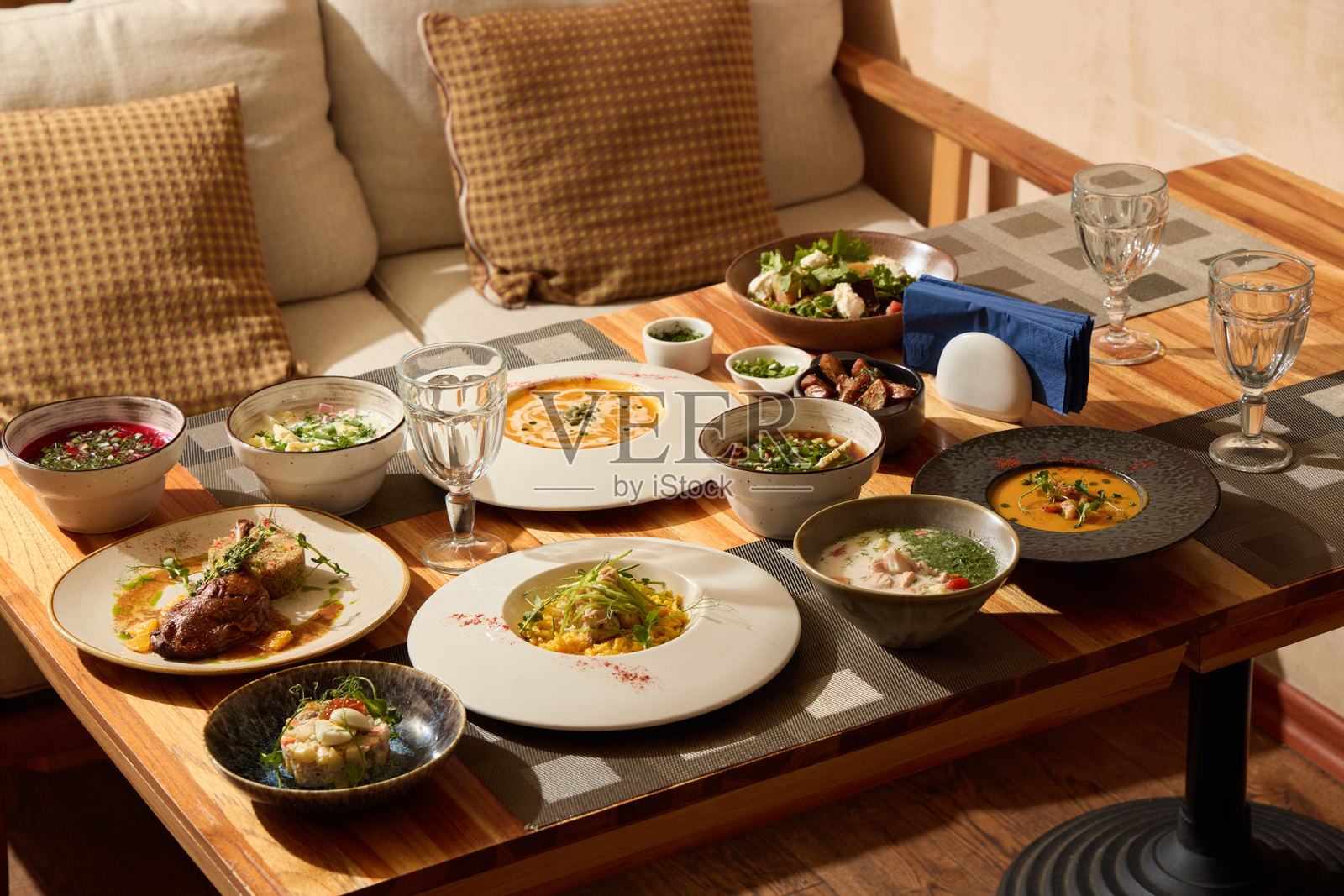 摆放在木质餐桌上的一顿美味多彩的佳肴照片摄影图片
