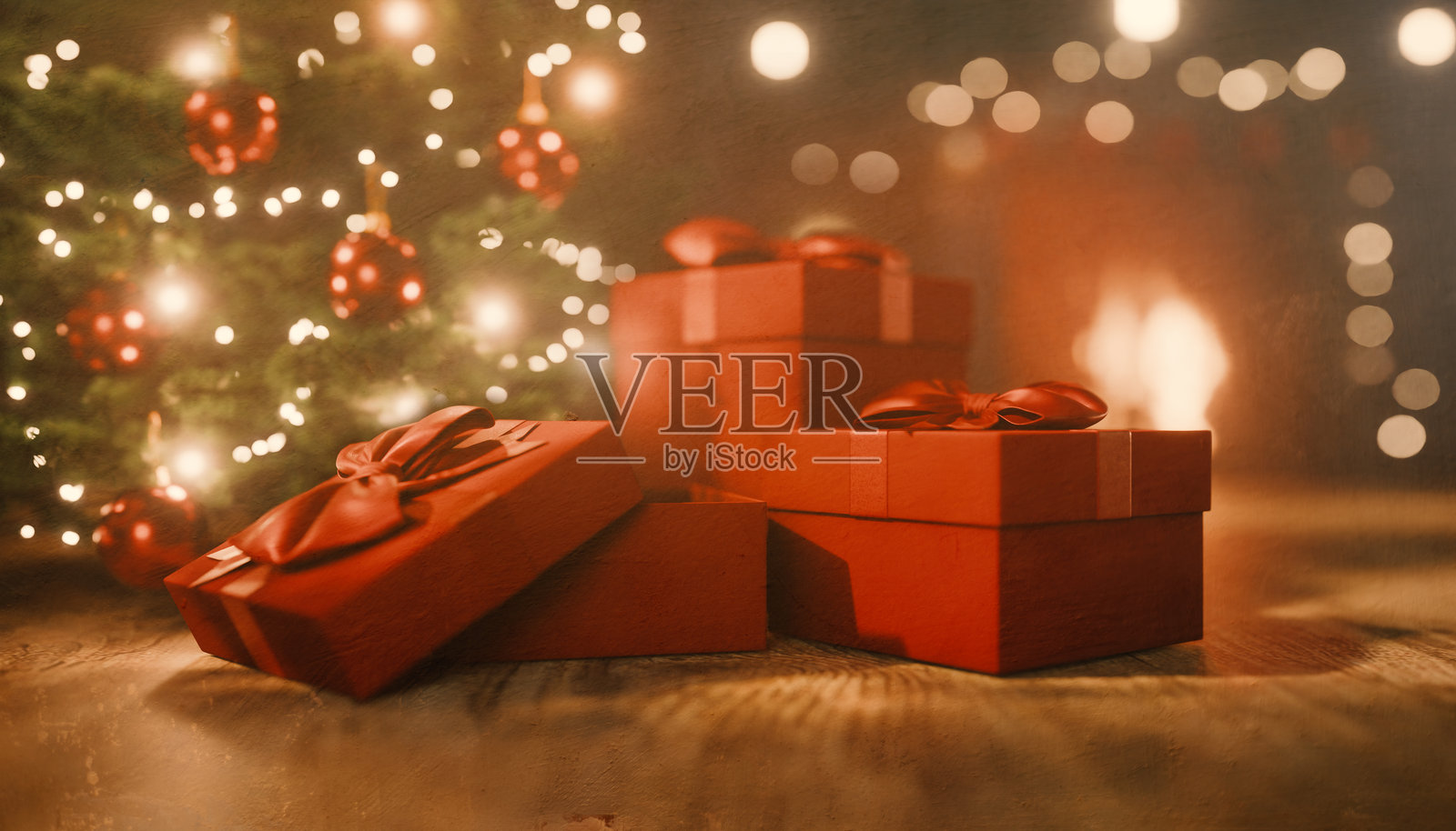 温馨室内壁炉旁，圣诞树下摆放着圣诞礼物，一派宁静的平安夜景象。复古怀旧的新年假日房间里堆满了礼物和装饰品。圣诞快乐贺卡。照片摄影图片