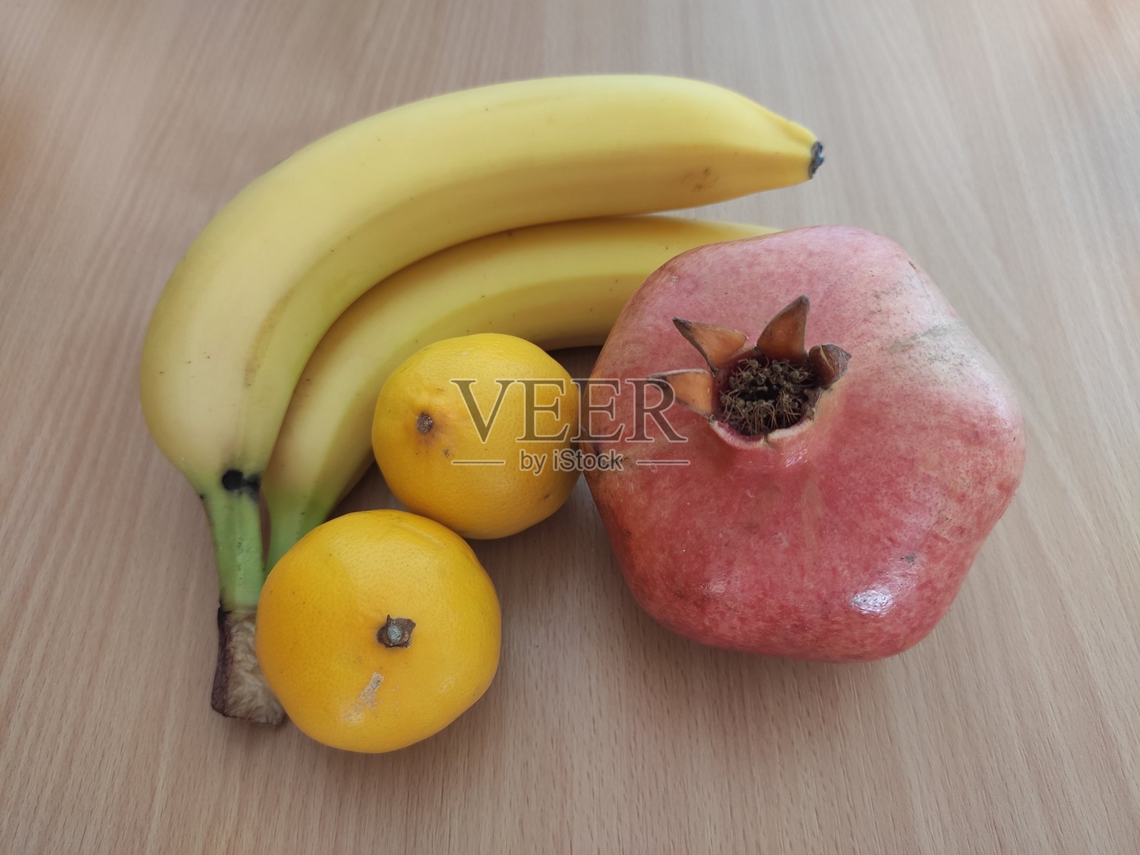 桌子上的新鲜水果照片摄影图片