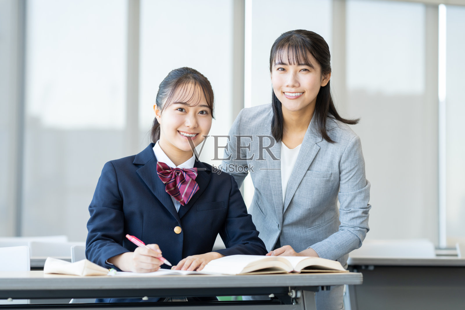 高中女生在补习班学习照片摄影图片