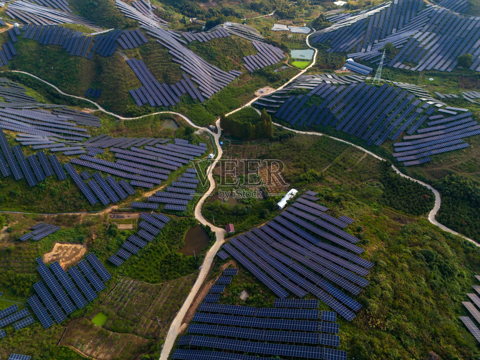 山顶上的太阳能发电站照片摄影图片