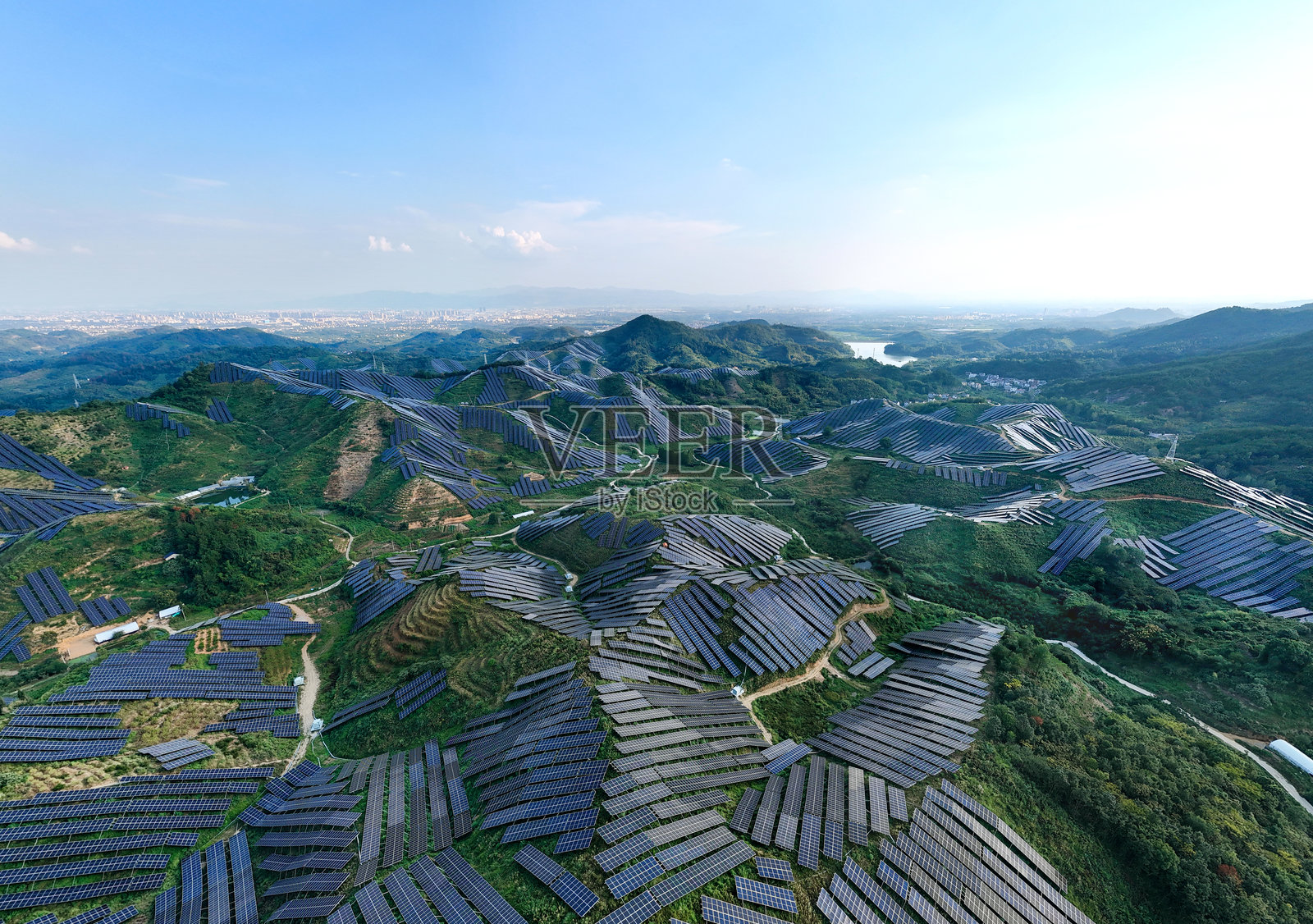 山顶上的太阳能发电站照片摄影图片