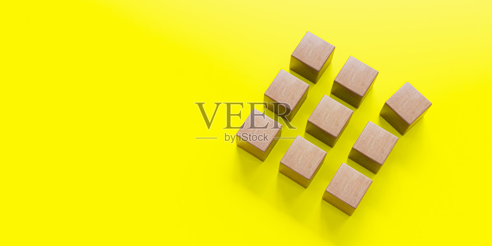 黄色的背景上整齐排列的木块，象征着商业概念照片摄影图片