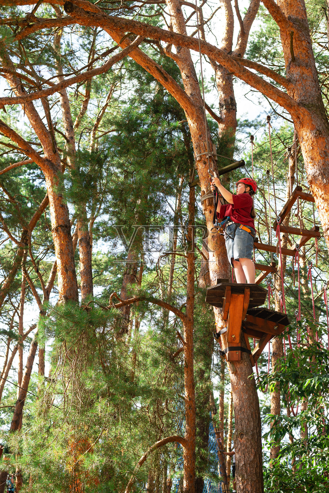 高空绳索探险公园活动照片摄影图片