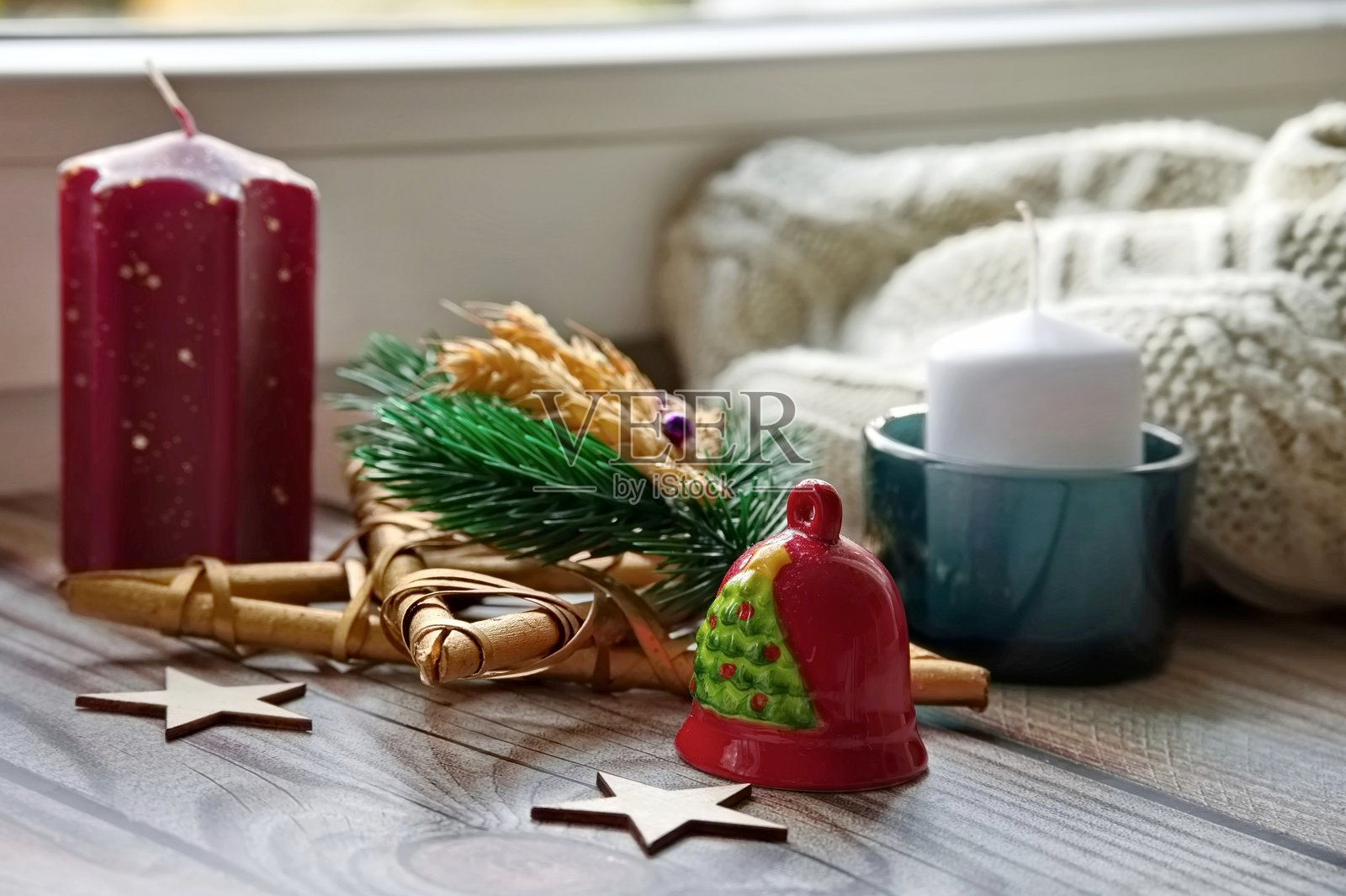 桌子上的圣诞装饰品照片摄影图片