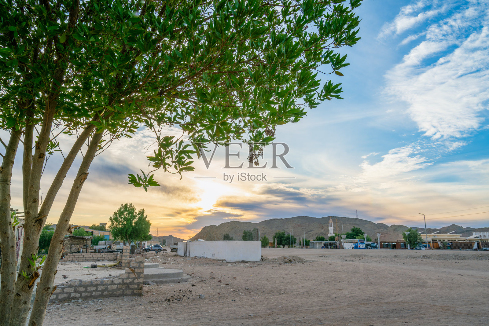 埃及红海度假胜地赫尔格达的日落休息站。照片摄影图片