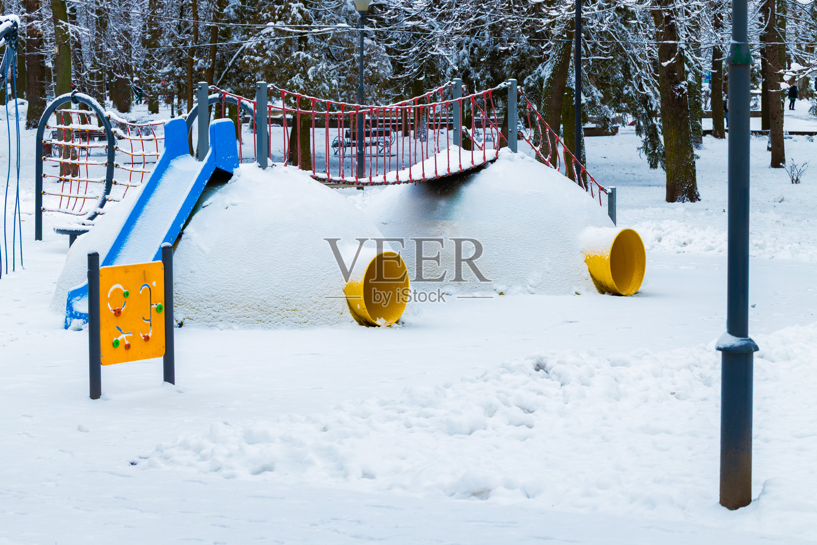 冰雪冬季十二月寒冷环境中，游乐园里结冰的旋转木马金属材质照片摄影图片