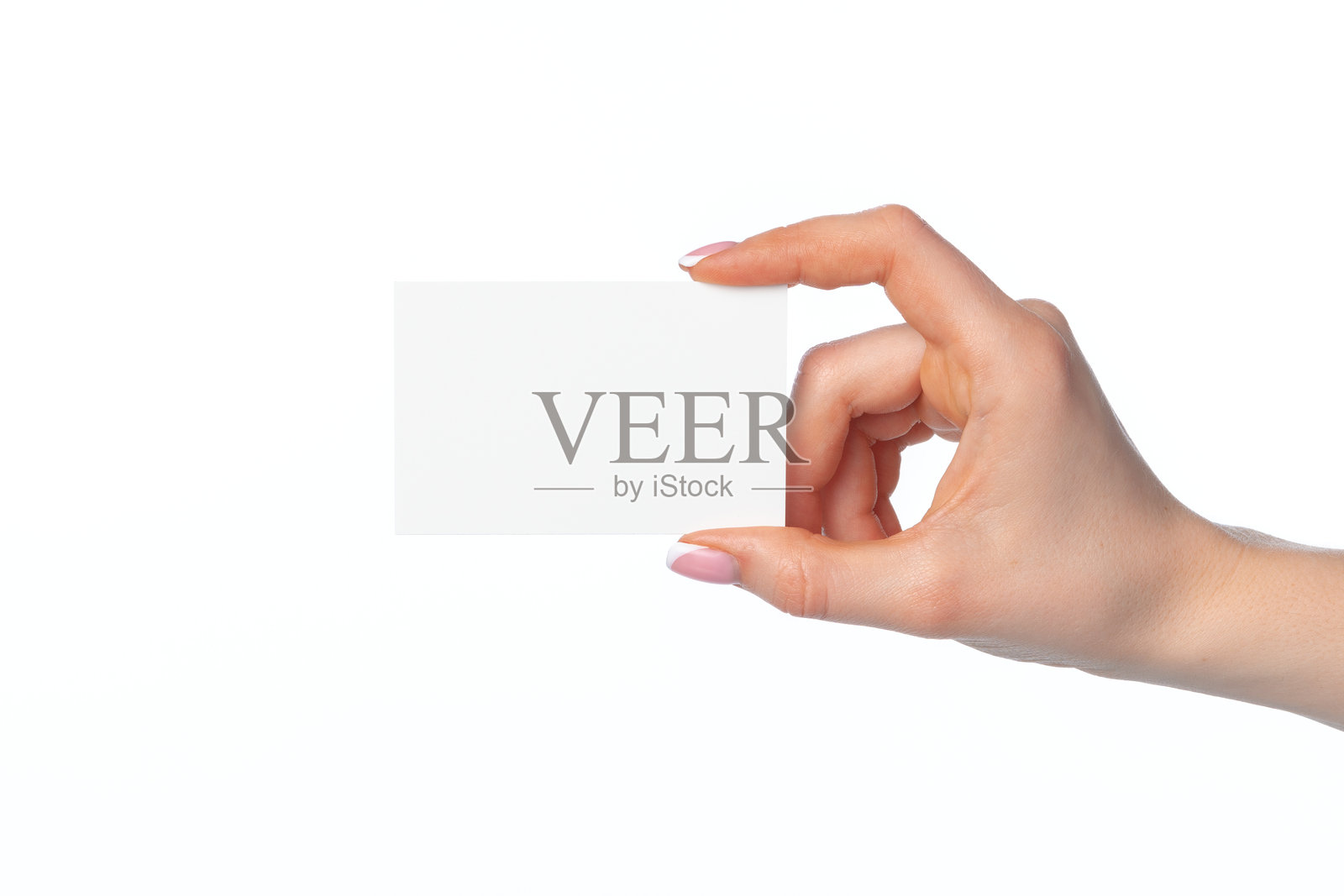 一只女性的手拿着空白的白色名片，孤立在白色背景上照片摄影图片