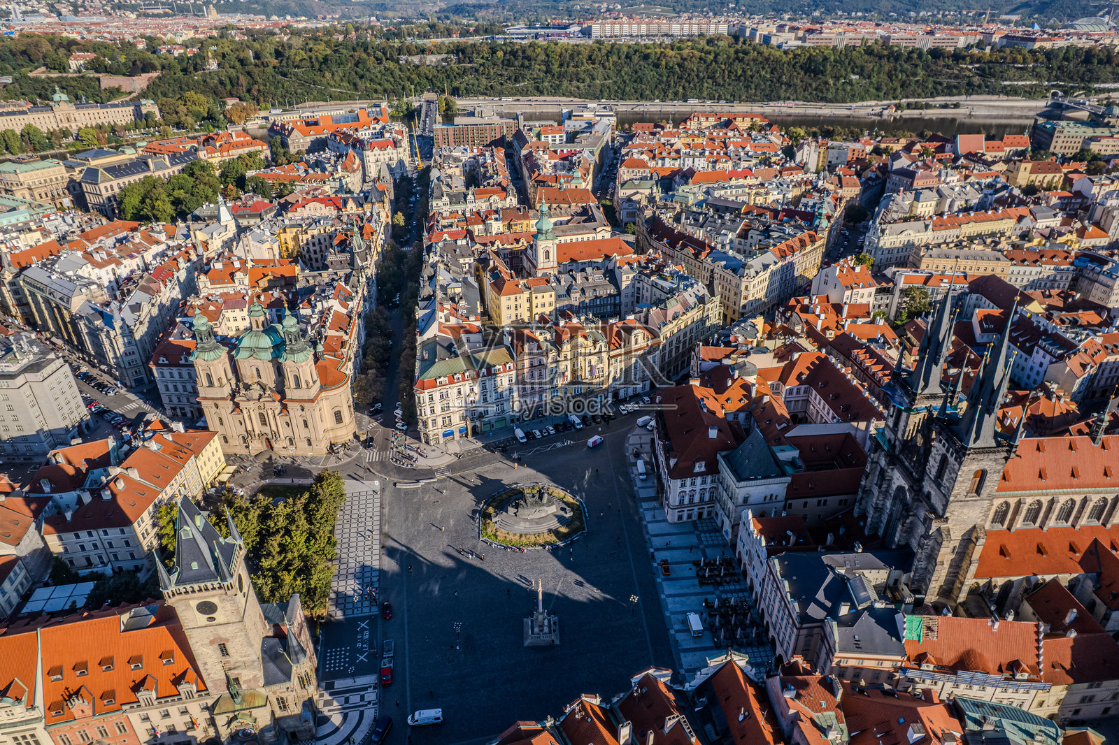 布拉格老城广场的绝美航拍，包括天文钟、圣尼古拉教堂和泰恩圣母玛利亚教堂照片摄影图片