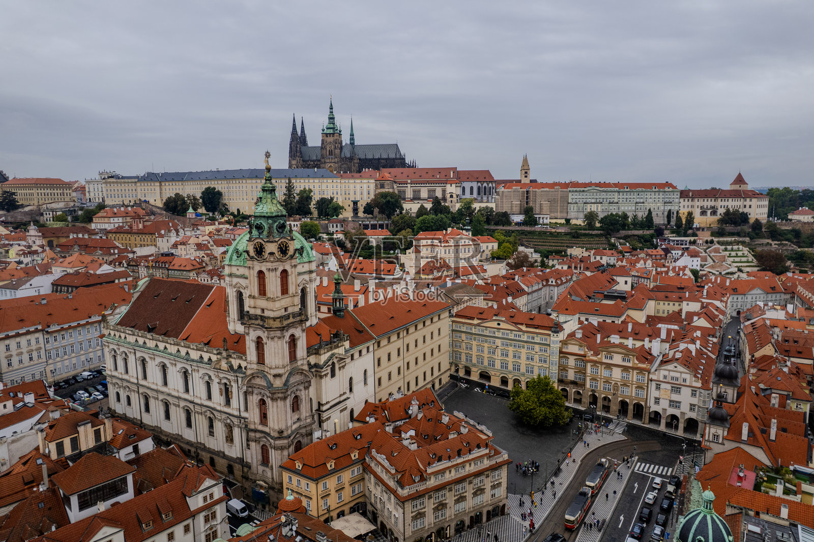 捷克共和国布拉格小城区圣尼古拉斯教堂的绝美鸟瞰图——令人惊叹的巴洛克杰作，周围环绕着色彩缤纷的老建筑和鹅卵石街道照片摄影图片