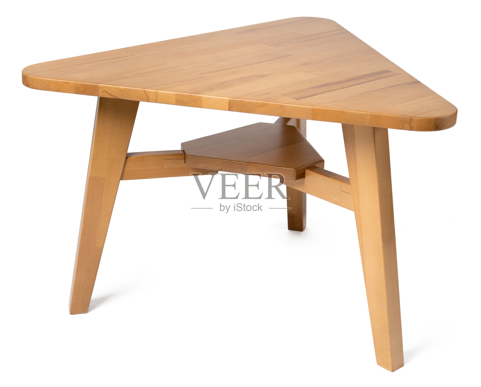 白色背景下特写的三脚木桌照片摄影图片