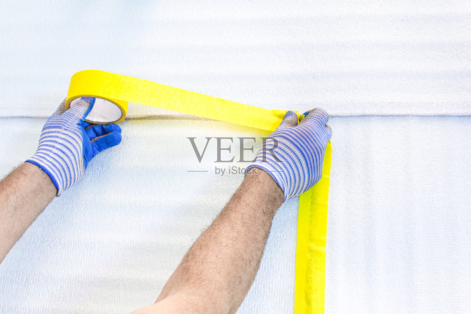 在铺设油毡之前，在地板上铺设了隔热材料以在冬季保温，冬季前的房屋维修照片摄影图片