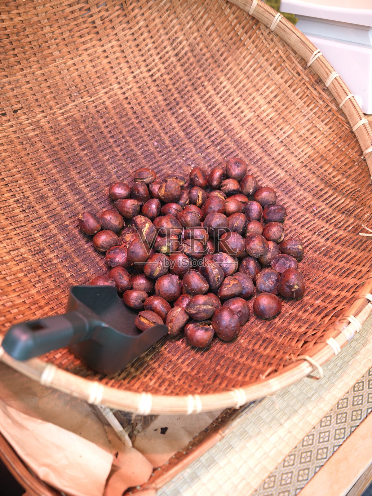 柳条筐中的秋季丰收栗子照片摄影图片