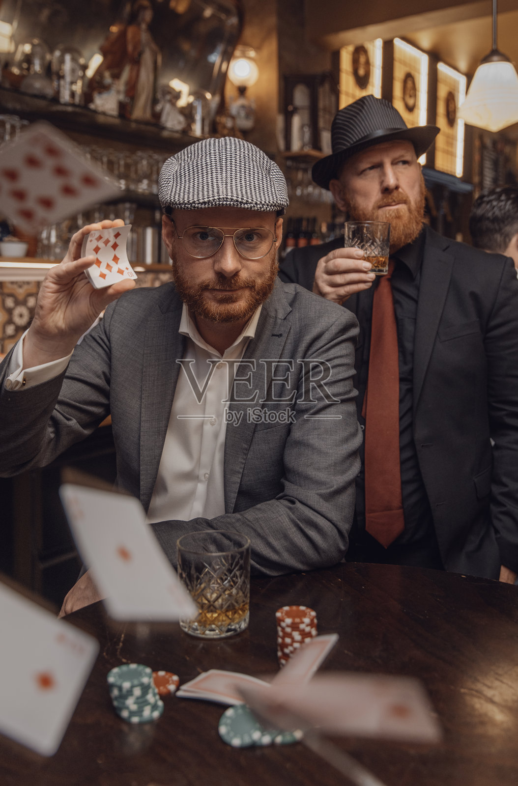 两名红发黑手党成员在一家公共酒吧里照片摄影图片