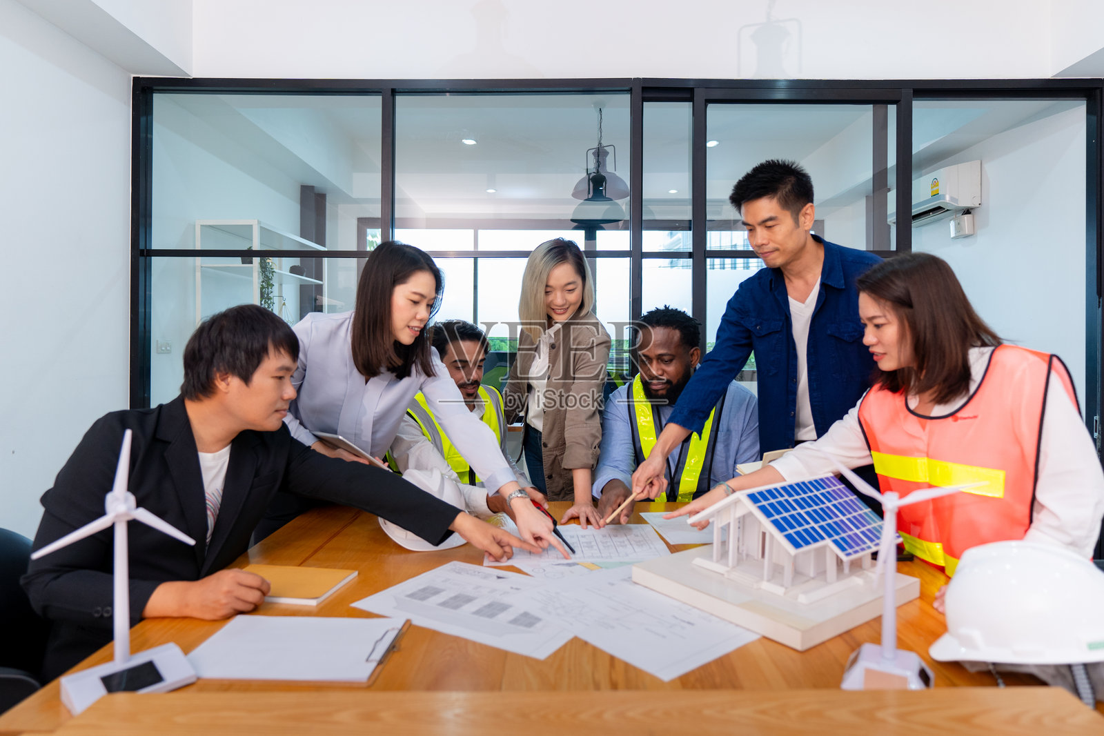 多民族同事团队在太阳能屋顶系统项目会议照片摄影图片