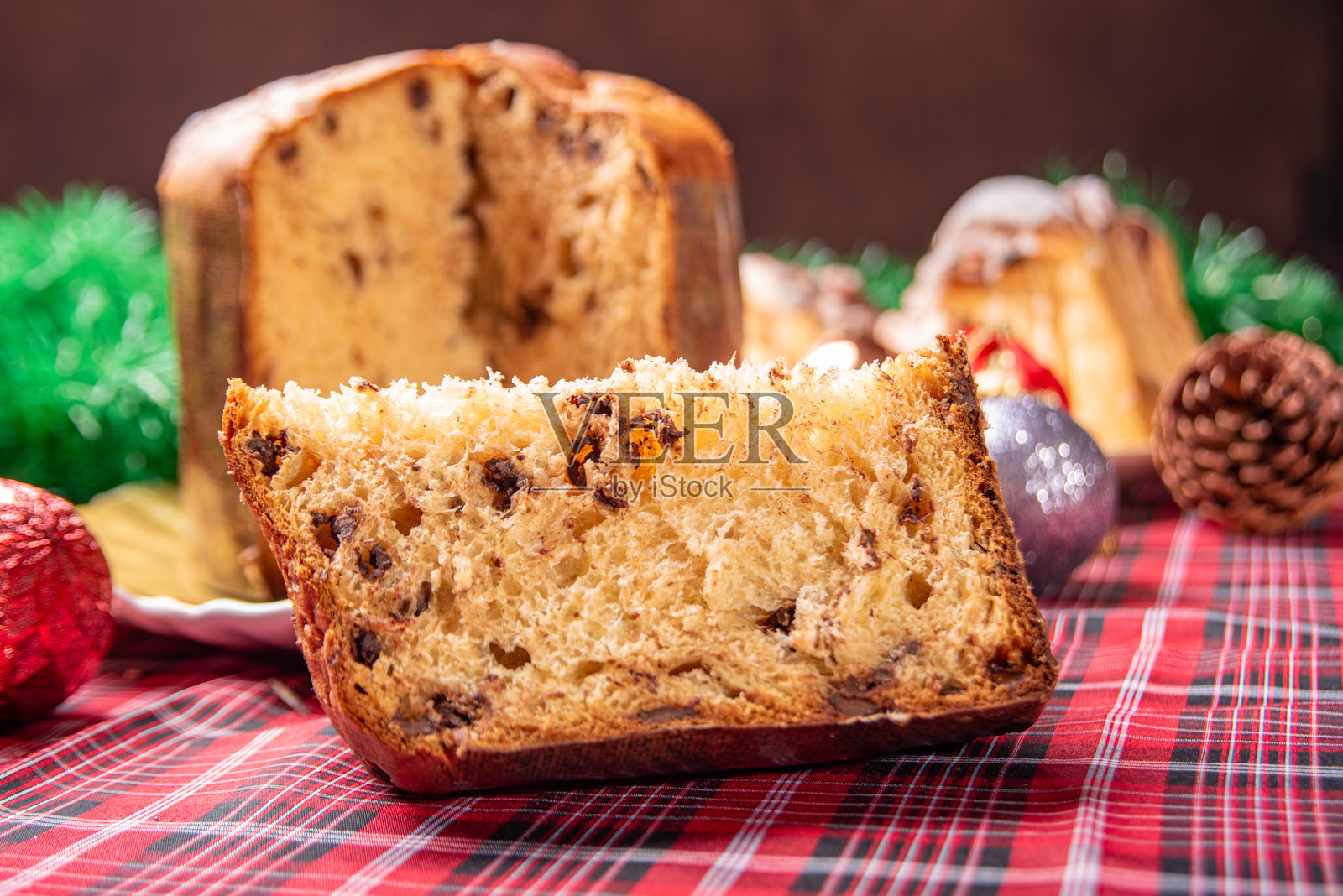 圣诞餐桌，一张漂亮的圣诞餐桌，摆放着巧克力蛋糕和圣诞装饰，焦点在局部。照片摄影图片