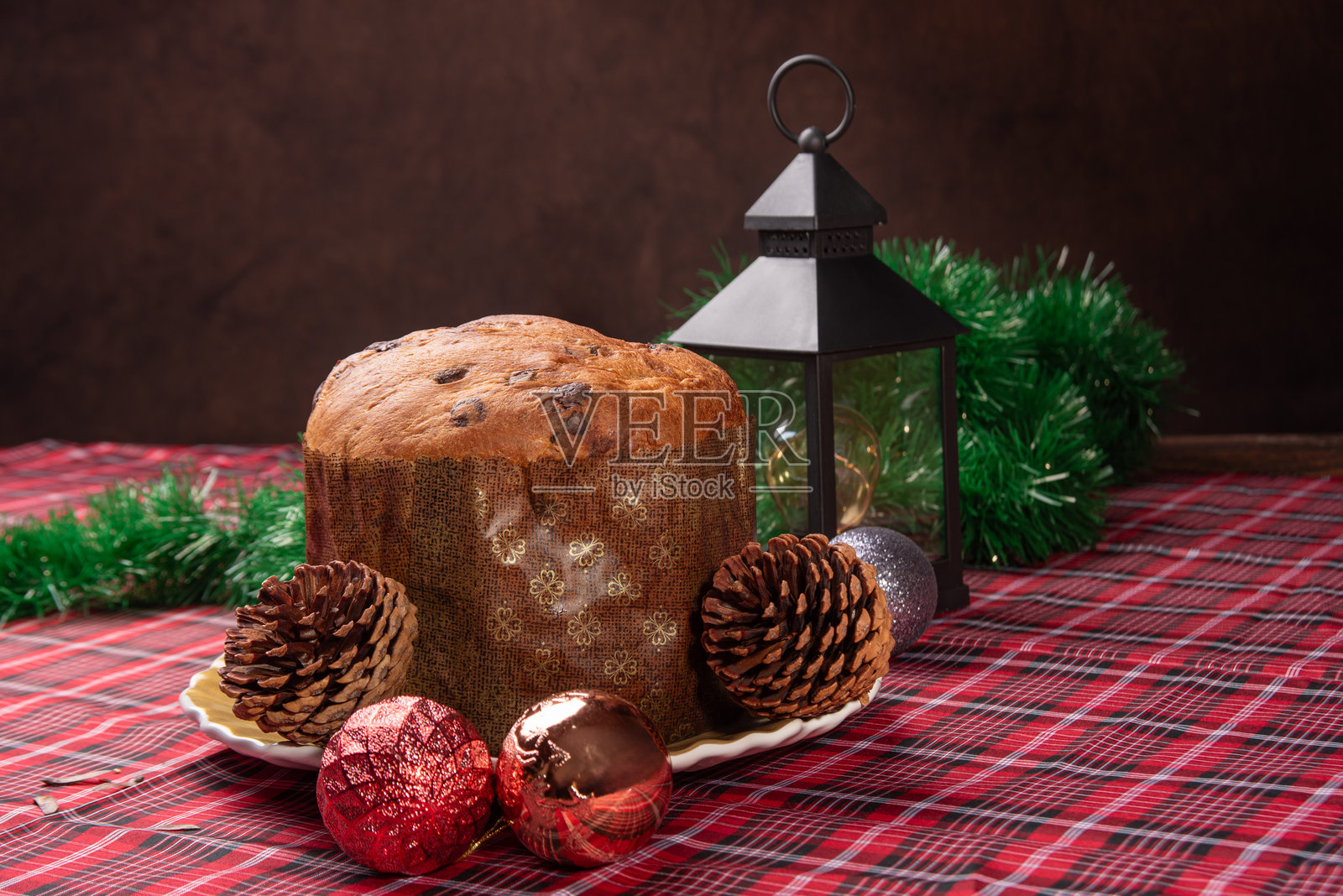 圣诞餐桌，一张精美的圣诞餐桌，上面有巧克力蛋糕和圣诞装饰，焦点选择性。照片摄影图片