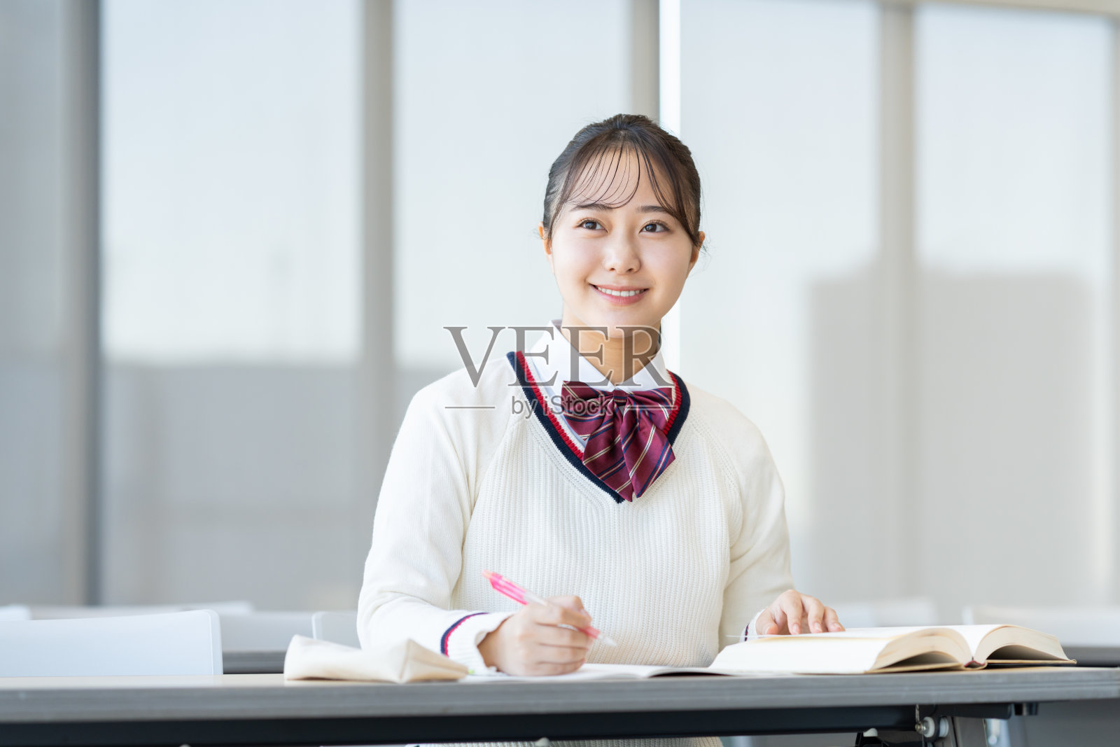 高中女生在学习照片摄影图片