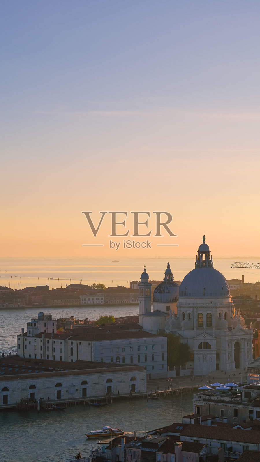 夕阳下的威尼斯城景，沐浴在温暖的光线中，散发着历史的魅力照片摄影图片