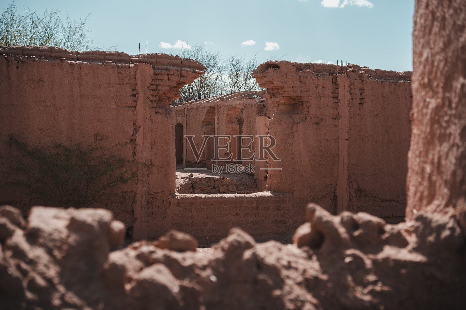 年轻女子在废墟中行走。被毁坏的地方。照片摄影图片