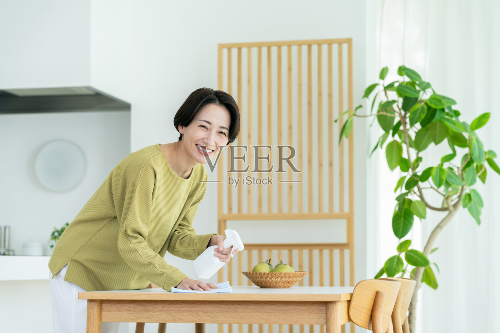 中年家庭主妇正在打扫她的家照片摄影图片