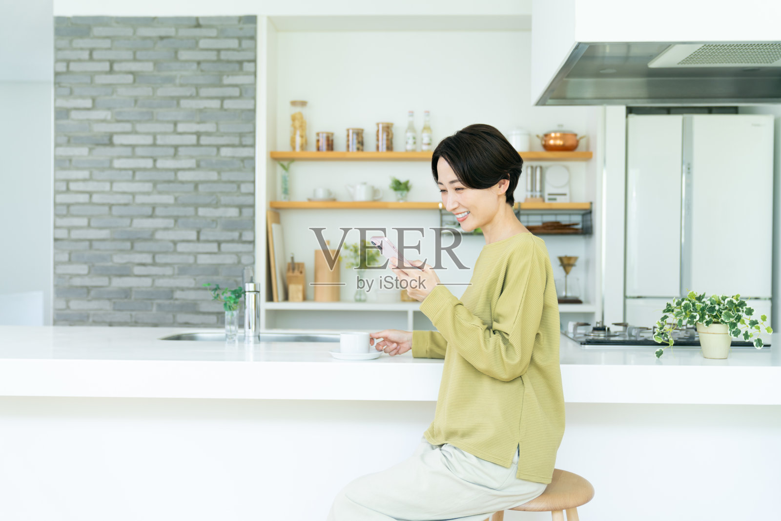 中年妇女在厨房照片摄影图片