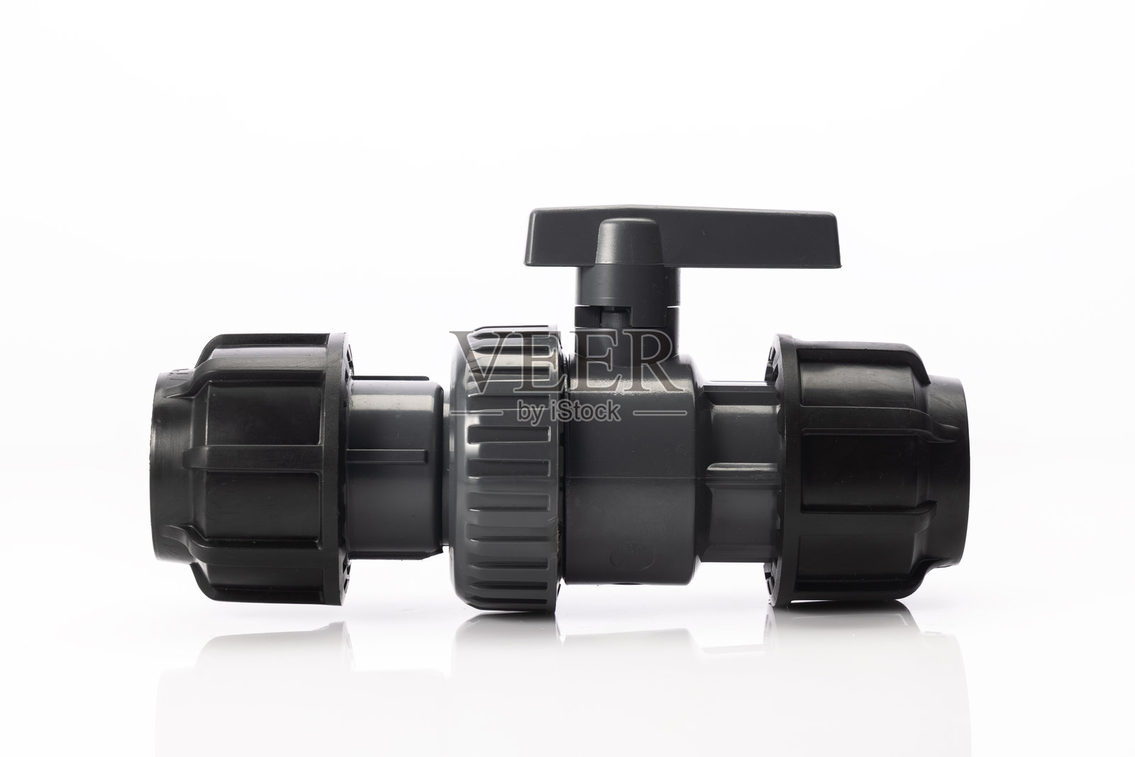 黑色塑料球阀接头，带手柄，适用于管道、花园软管和管路系统照片摄影图片