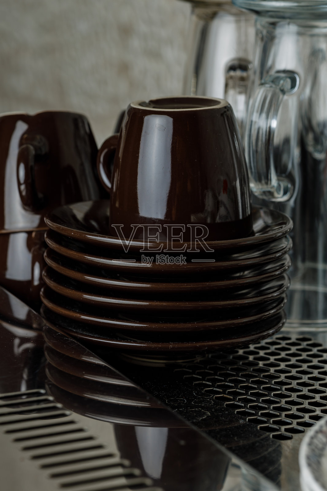 新鲜的虾仁意面，配芝麻菜和番茄，用刀叉隔着孤立的女性双手照片摄影图片