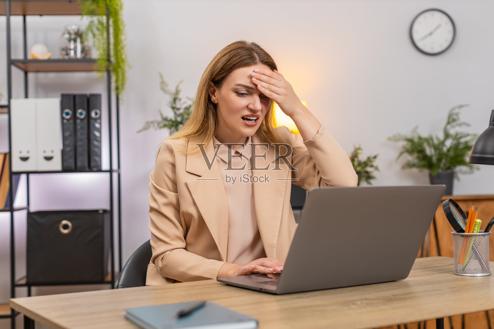 女商人面对笔记本电脑系统崩溃、数据丢失，捂头懊恼，弹出错误提示，显示失败反应照片摄影图片