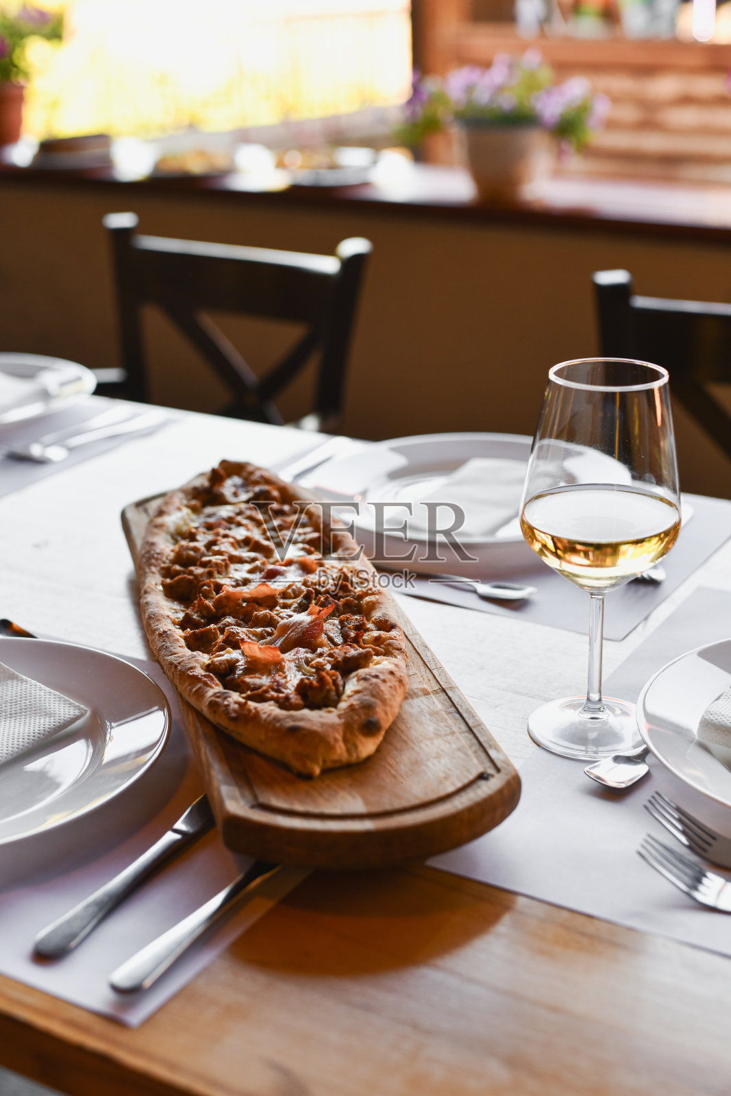 木板上的香肠派配酒，配有酒杯和优雅的餐桌布置照片摄影图片