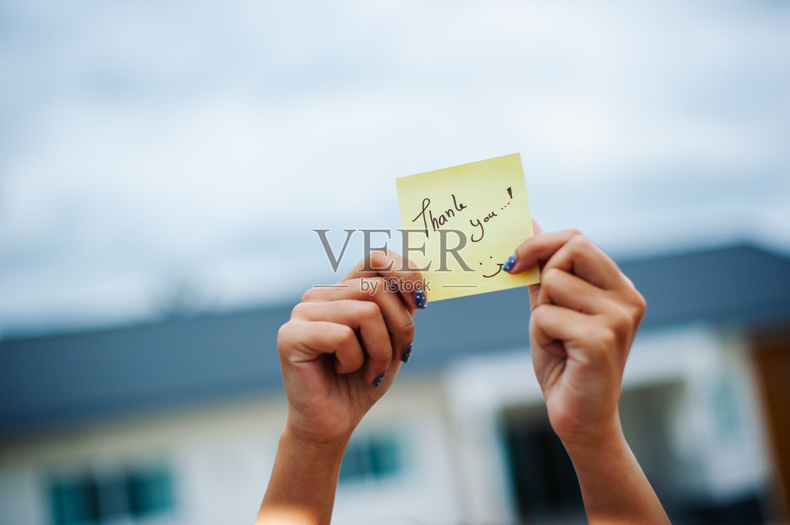 户外场景中的感恩便笺展示，传递着个人的感谢之情和积极的氛围照片摄影图片