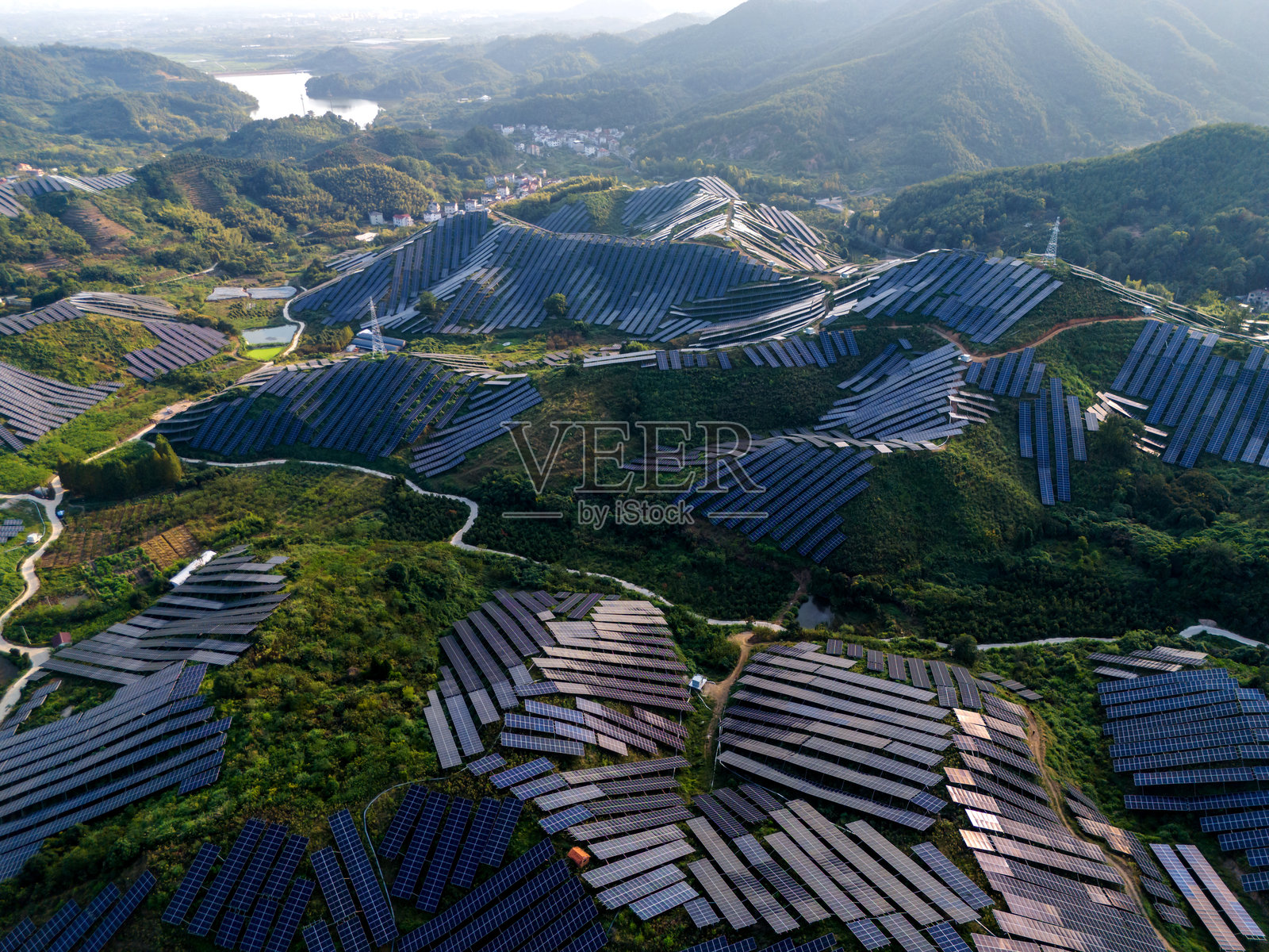 山顶上的太阳能发电站照片摄影图片