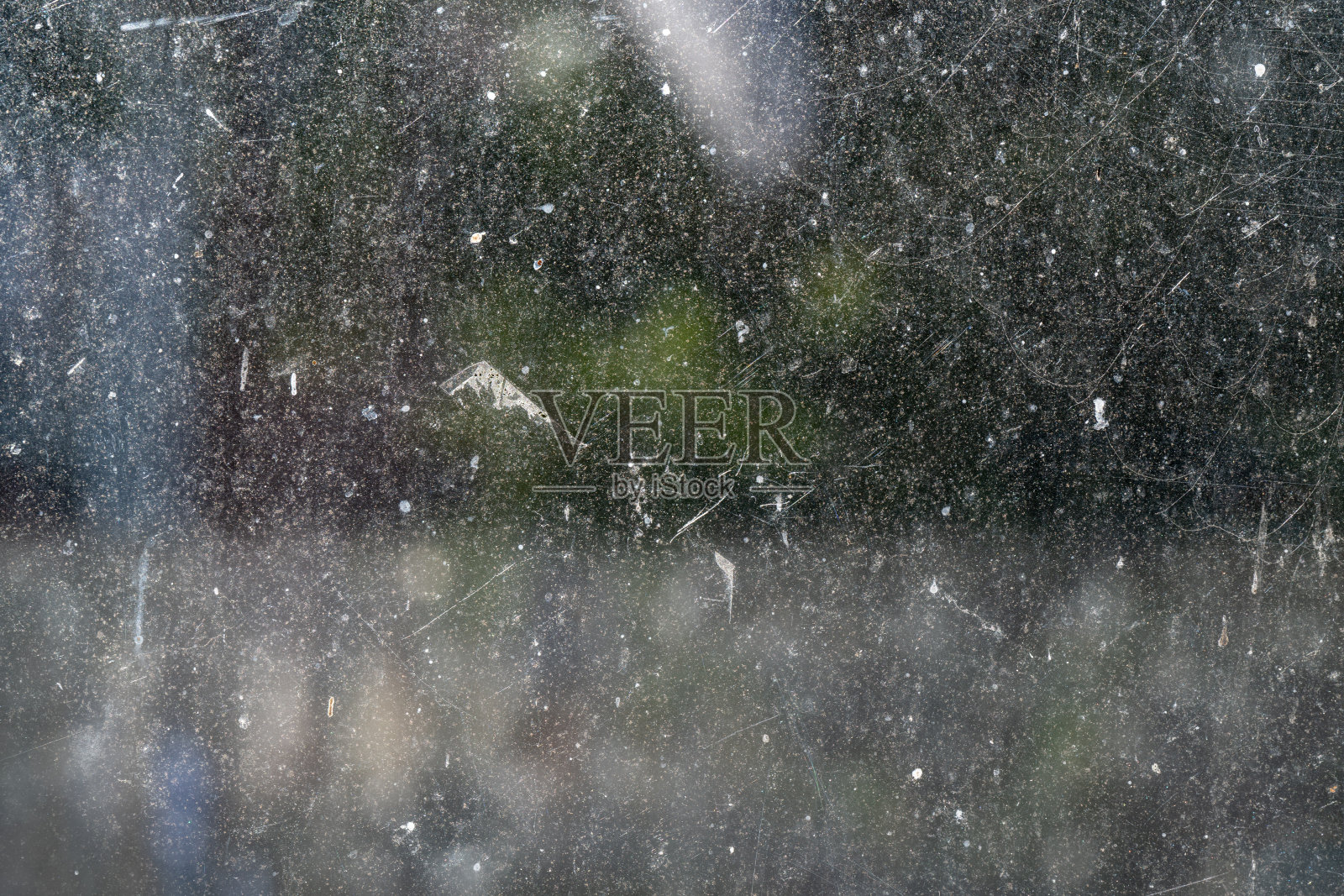布满污渍的玻璃窗，窗外阳光反射照片摄影图片
