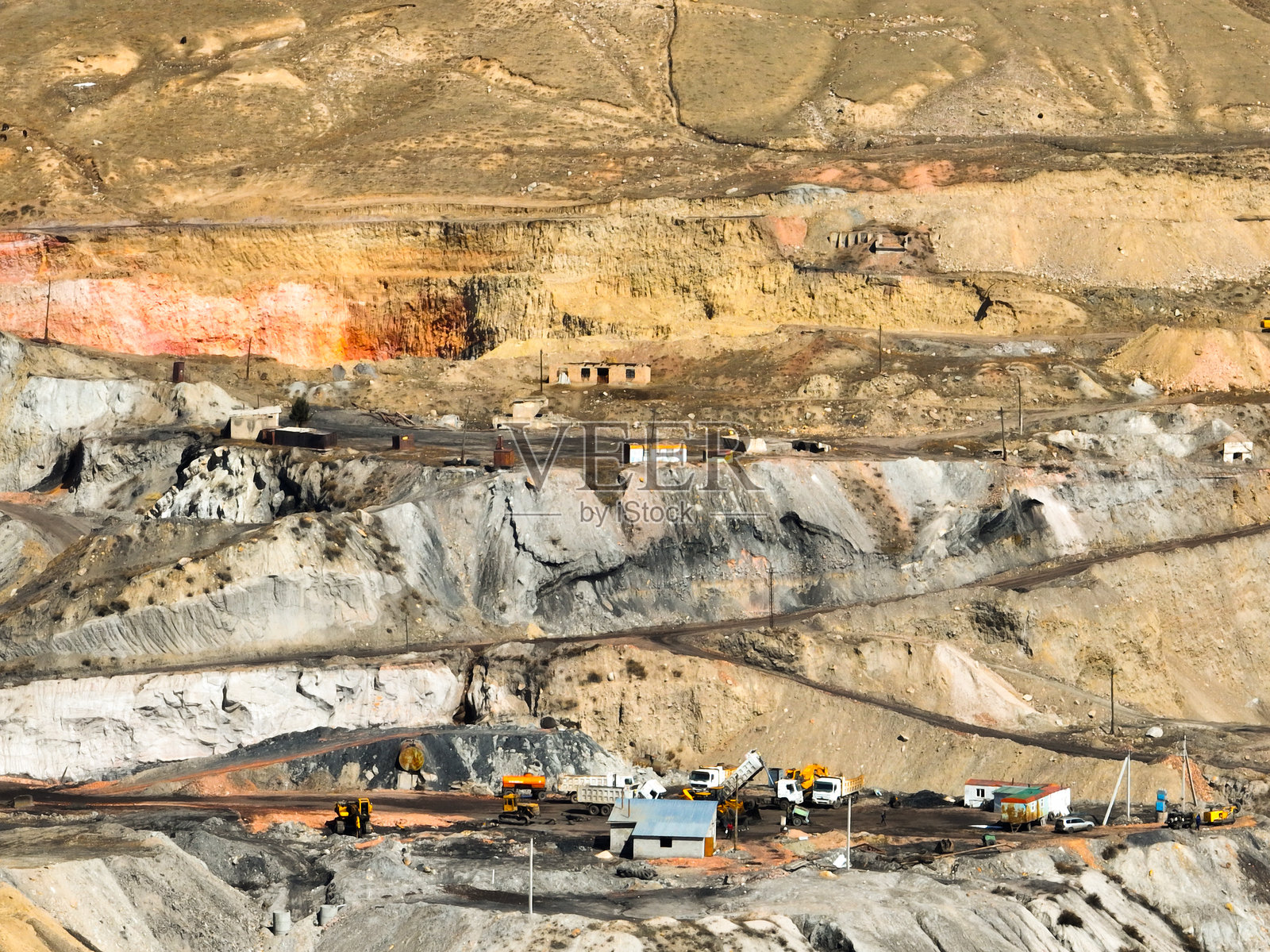 色彩斑斓的山脉景观中露天矿梯田的特写照片摄影图片