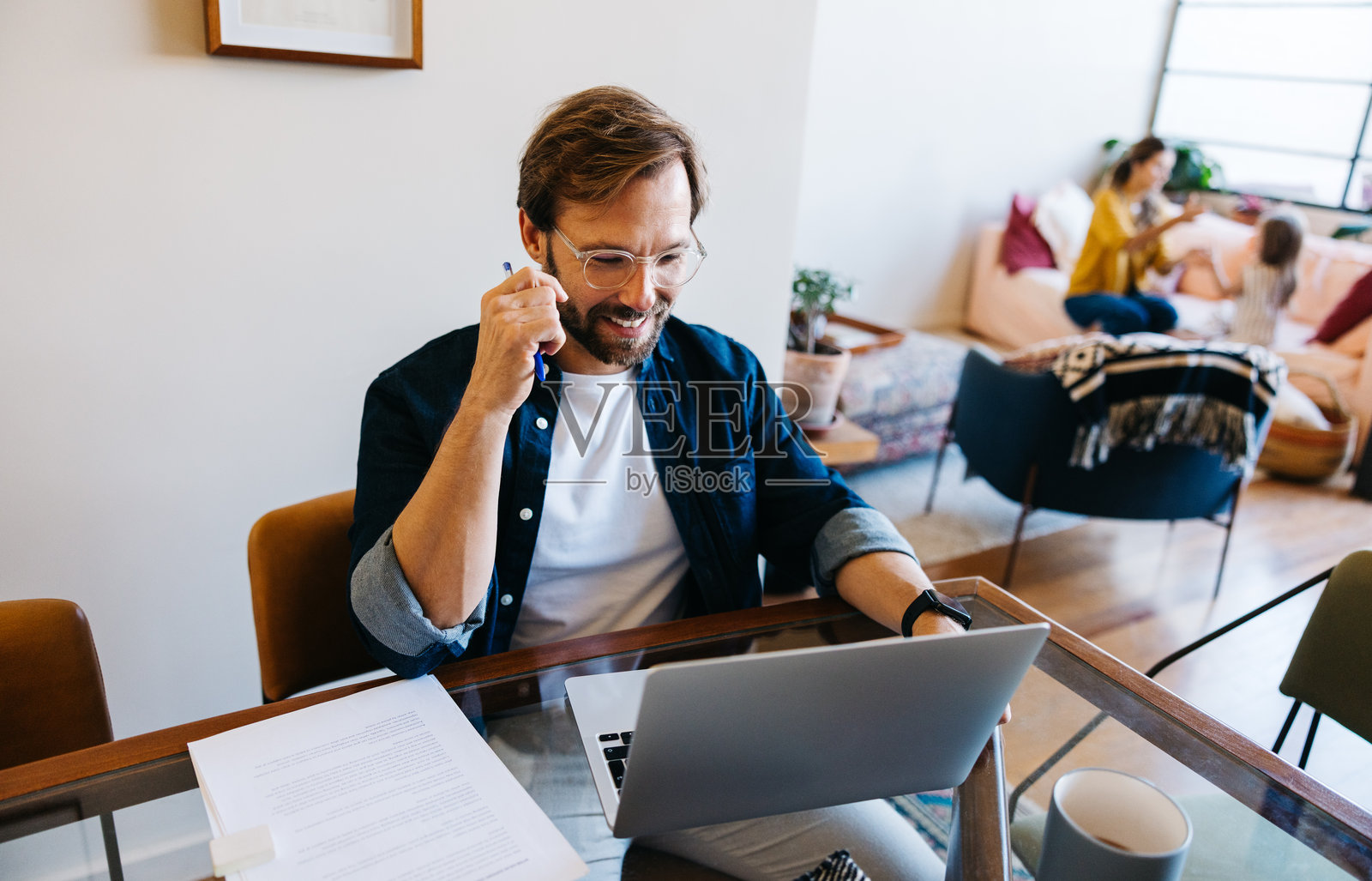 在家工作的爸爸，用笔记本电脑处理公务照片摄影图片