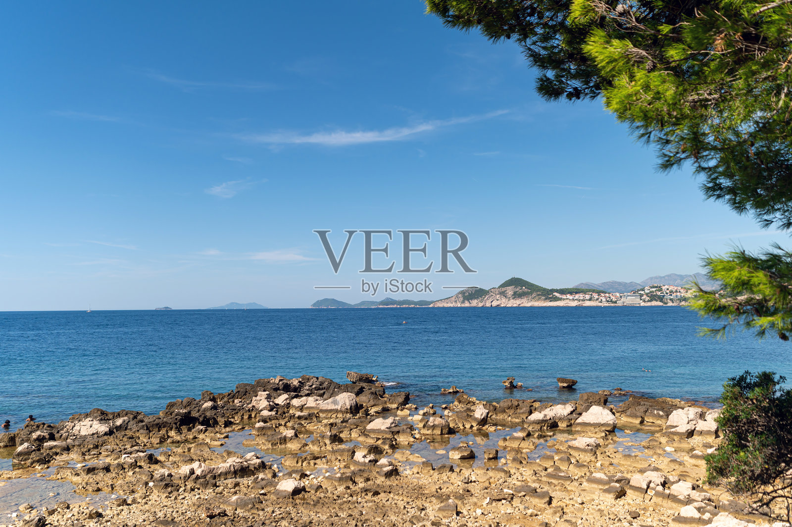 在晴朗的日子里，探索克罗地亚杜布罗夫尼克附近洛克鲁姆岛的美丽海岸线。照片摄影图片