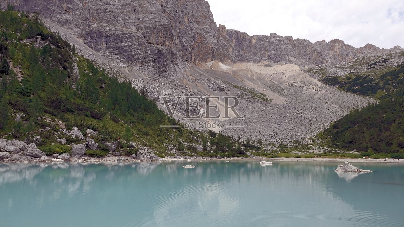 多洛米蒂山脉的索拉皮斯湖湖岸的绝美风光照片摄影图片