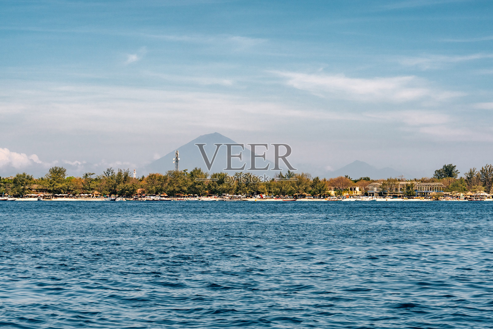 吉利特拉旺安岛海滩，可远眺林贾尼火山照片摄影图片